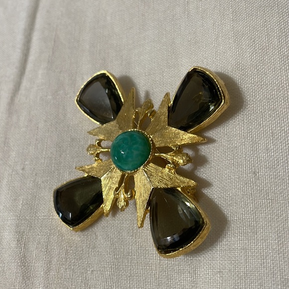 Vintage Van 2”x2” broach with earrings - Picture 1 of 2